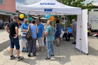 Besucherinnen und Besucher am Infostand des Kreisverbands Fürstenfeldbruck auf dem Grünen Markt in Fürstenfeldbruck.