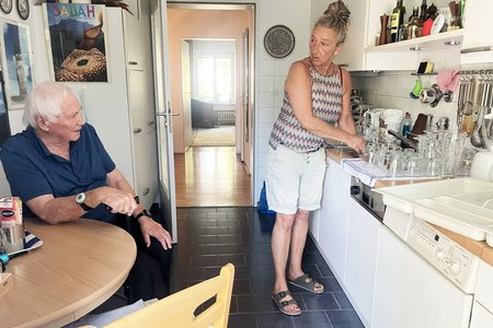 Heike Leupold (rechts) sp&uuml;lt die Gl&auml;ser von Herbert Zimmermann (links)..