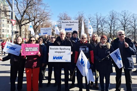 VdK-Gruppe mit Landesgeschäftsführer Michael Pausder (Mitte) auf dem Weg zur Großkundgebung auf der Münchner Theresienwiese.