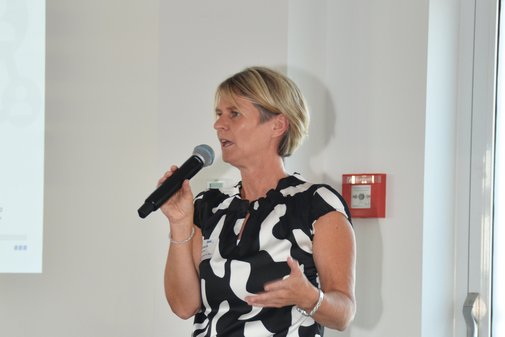 Yvonne Knobloch, Ressortleitern "Leben im Alter" im VdK Bayern hält einen Vortrag.