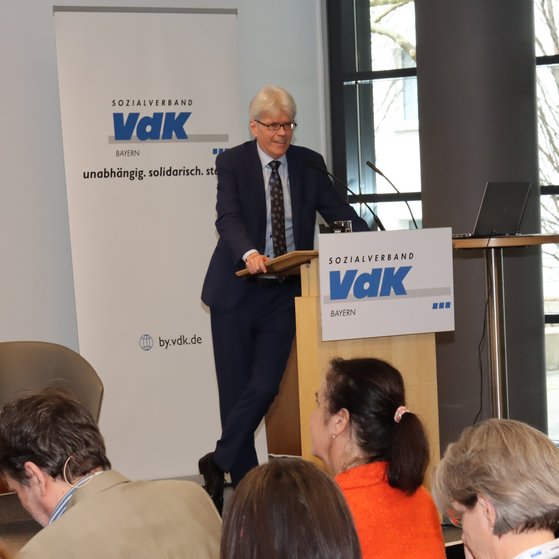 VdK Landesgesch&auml;ftsf&uuml;hrer Michael Pausder am Rednerpult.