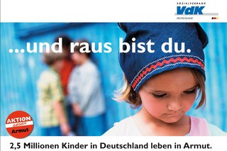 Plakat zur VdK-Aktion "Aktion gegen Armut". Man sieht ein kleines Kind. Auf dem Plakat steht: "und raus bist du."