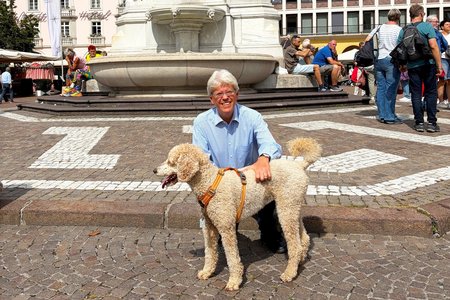 VdK-Landesgesch&auml;ftsf&uuml;hrer Michael Pausder und Gro&szlig;pudelh&uuml;ndin Afra im Urlaub.