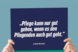 Das Foto zeigt zwei Hände, die ein Schild der Nächstenpflegekampagne des VdK Deutschlands nach oben. Auf dem Schild steht: "Pflege kann nur gut gehen, wenn es den Pflegenden gut geht". Das Zitat stammt von Eva Worbs, 70 Jahre aus Aachen.