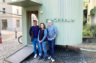 Initiator Michael Spitzenberger (von links) und die Ehrenamtlichen Beate Strobel und Nils-Peter Daetz vor dem Zuhörraum.