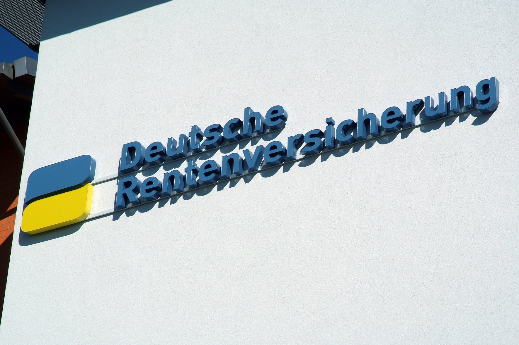 Das Bild zeigt das Gebäude der Deutschen Rentenversicherung mit Logo und Schriftzug.