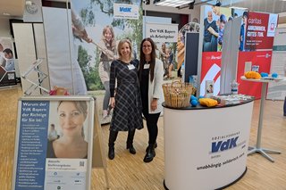 Standen bei der studentischen Firmenkontaktmesse am Messestand für Fragen zur Verfügung (von links): Anja Scheffel-Meistel von der Personalabteilung des VdK Bayern und Jessica Hüls, Sozialrechtsberaterin beim VdK-Kreisverband Aschaffenburg.