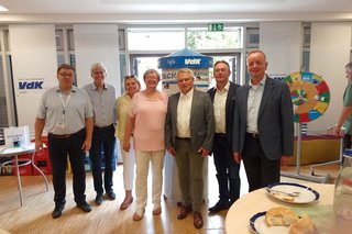 Auf dem Foto sieht man die haupt- und ehrenamtlichen Mitarbeitenden des Kreisverbands Ansbach sowie Landesgeschäftsführer Michael Pausder, Hans Henninger, stellv. Landrat, Herbert Lindörfer, stellv. des Bezirkstagspräsidenten und Bezirksrat und Thomas Deffner, Oberbürgermeister der Stadt Ansbach.