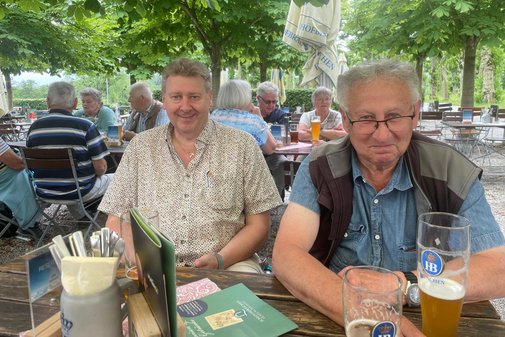 Robert Br&uuml;ckl (links) und Heinrich Hegenberger, zwei besonders aktive Mitglieder unseres Ortsverbands, im Biergarten des Schlosshotels.