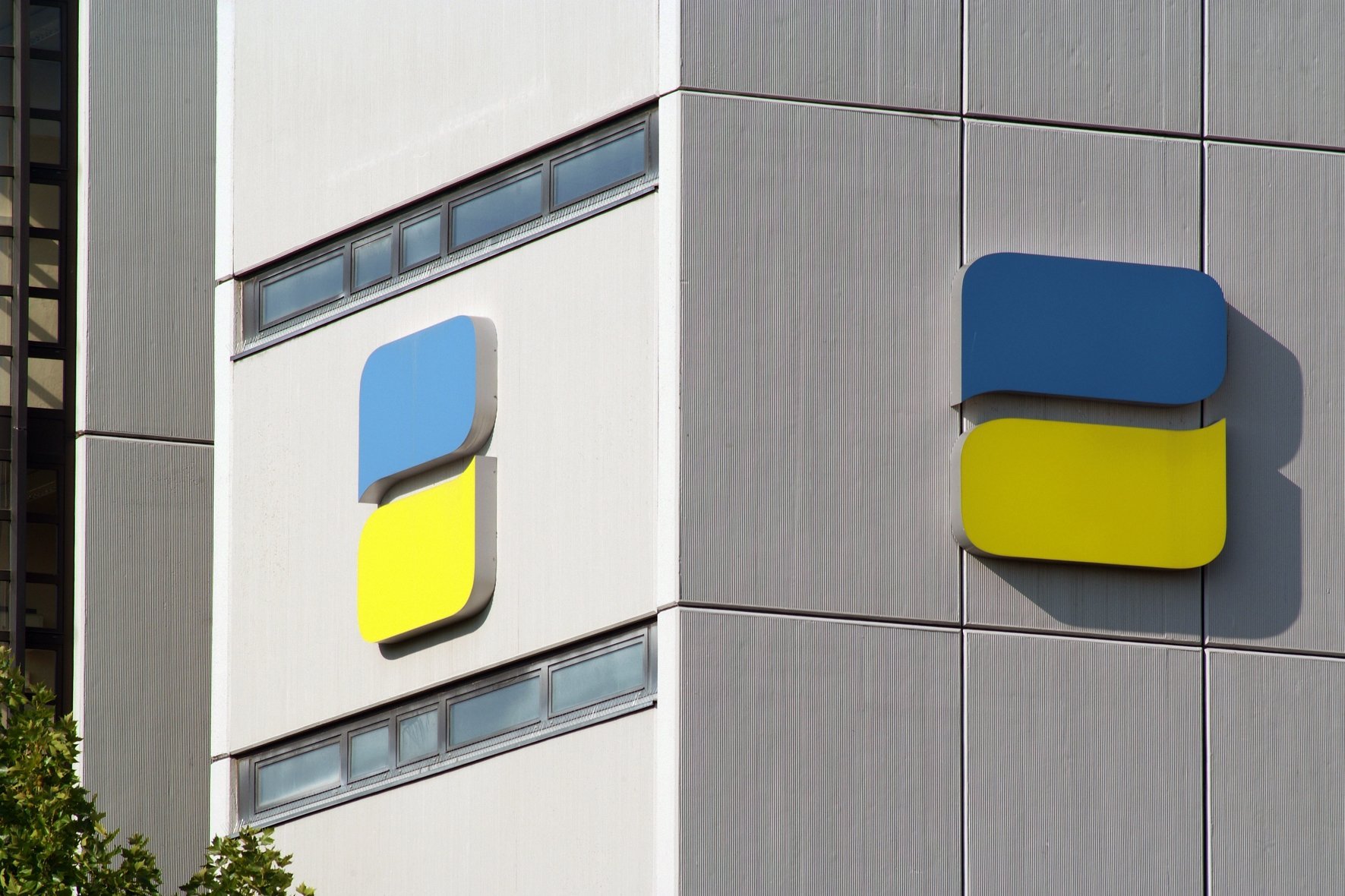 Das Bild zeigt das Gebäude der Deutschen Rentenversicherung in Berlin. Man sieht ihr Logo.