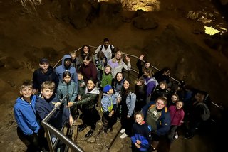 Gruppenfoto der Teilnehmenden der Freizeiten in der Teufelshöhle in Pottenstein.