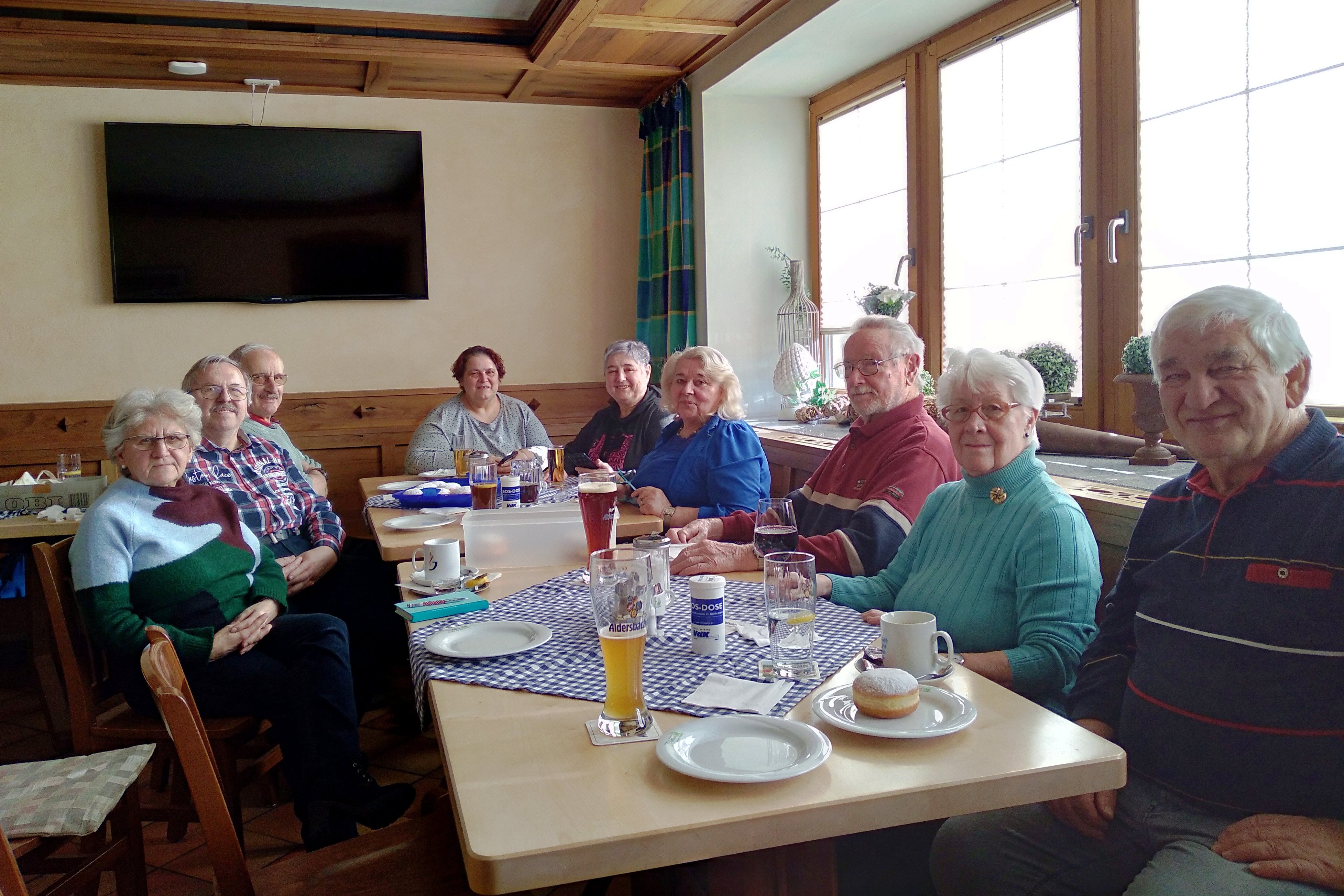 Das Bild zeigt 10 Teilnehmende des Pflegestammtisches in Furth im Wald bei einem ihrer Treffen.