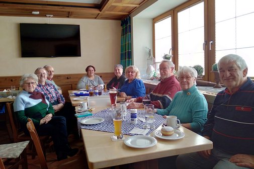 Das Bild zeigt 10 Teilnehmende des Pflegestammtisches in Furth im Wald bei einem ihrer Treffen.