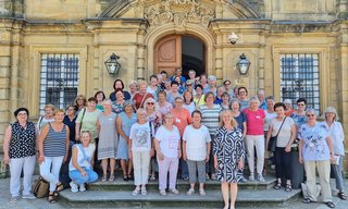 Die Gruppe der Teilnehmerinnen des Seminars ist auf der großen Freitreppe vor dem Eingang zu Kloster Banz zu sehen. 