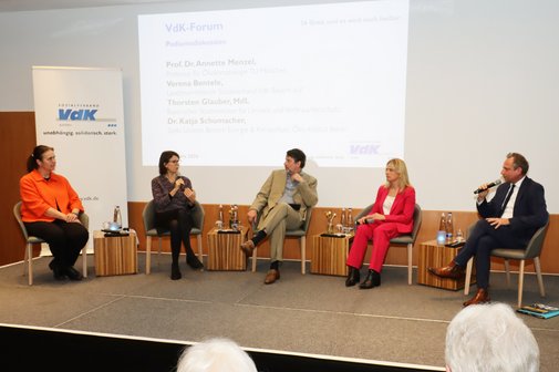 Podiumsrunde am ersten Tag des Forums (von links): Prof. Dr. Annette Menzel, Dr. Katja Schumacher, Moderator Alexander Hagel&uuml;ken, Verena Bentele und Thorsten Glauber.