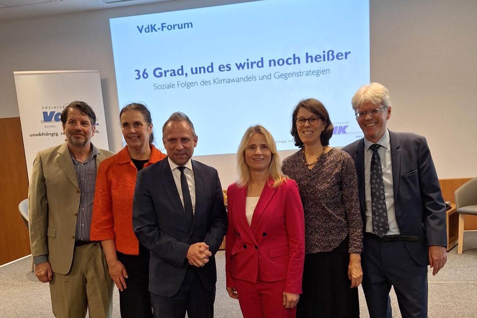 Erfolgreicher Start des VdK-Forums in M&uuml;nchen (von links): Alexander Hagel&uuml;ken (leitender Redakteur Wirtschaftspolitik bei der S&uuml;ddeutschen Zeitung), Prof. Dr. Annette Menzel (Professur f&uuml;r &Ouml;koklimatologie, TU M&uuml;nchen), Thorsten Glauber (MdL, Bayerischer Staatsminister f&uuml;r Umwelt und Verbraucherschutz), Verena Bentele (VdK-Landesvorsitzende), Dr. Katja Schumacher (Stellv. Leiterin Bereich Energie & Klimaschutz, &Ouml;ko-Institut Berlin) und Michael Pausder (VdK-Landesgesch&auml;ftsf&uuml;hrer). 