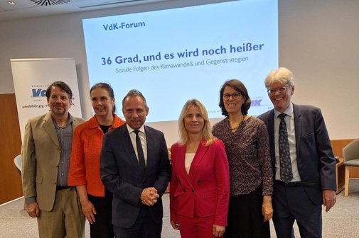 Erfolgreicher Start des VdK-Forums in M&uuml;nchen (von links): Alexander Hagel&uuml;ken (leitender Redakteur Wirtschaftspolitik bei der S&uuml;ddeutschen Zeitung), Prof. Dr. Annette Menzel (Professur f&uuml;r &Ouml;koklimatologie, TU M&uuml;nchen), Thorsten Glauber (MdL, Bayerischer Staatsminister f&uuml;r Umwelt und Verbraucherschutz), Verena Bentele (VdK-Landesvorsitzende), Dr. Katja Schumacher (Stellv. Leiterin Bereich Energie & Klimaschutz, &Ouml;ko-Institut Berlin) und Michael Pausder (VdK-Landesgesch&auml;ftsf&uuml;hrer). 