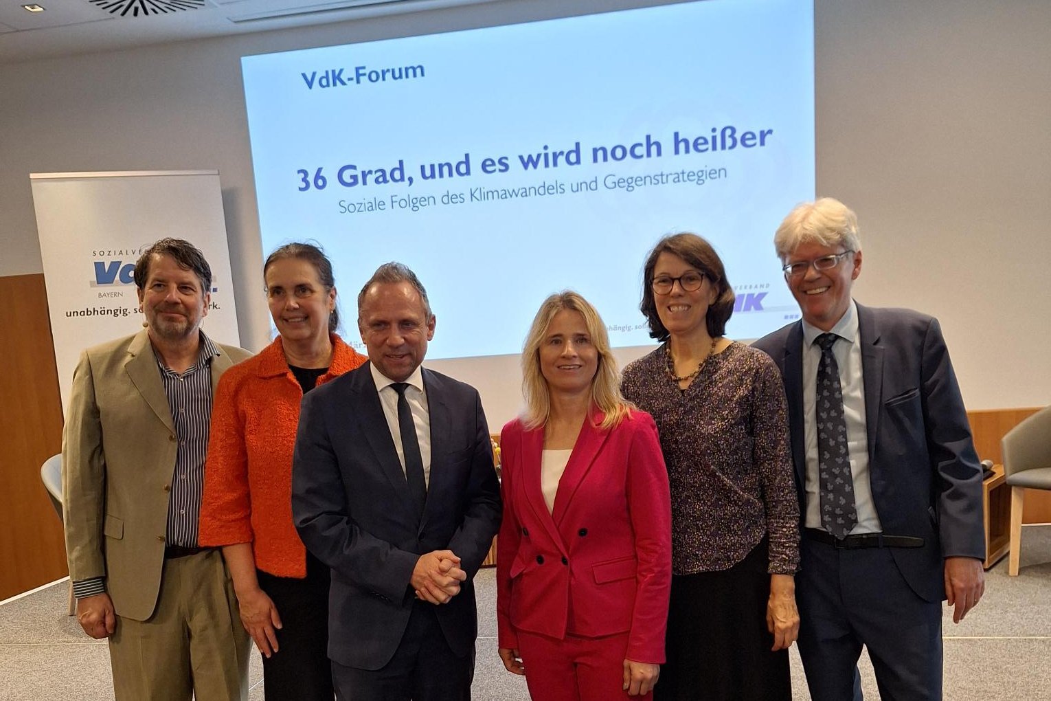 Erfolgreicher Start des VdK-Forums in M&uuml;nchen (von links): Alexander Hagel&uuml;ken (leitender Redakteur Wirtschaftspolitik bei der S&uuml;ddeutschen Zeitung), Prof. Dr. Annette Menzel (Professur f&uuml;r &Ouml;koklimatologie, TU M&uuml;nchen), Thorsten Glauber (MdL, Bayerischer Staatsminister f&uuml;r Umwelt und Verbraucherschutz), Verena Bentele (VdK-Landesvorsitzende), Dr. Katja Schumacher (Stellv. Leiterin Bereich Energie & Klimaschutz, &Ouml;ko-Institut Berlin) und Michael Pausder (VdK-Landesgesch&auml;ftsf&uuml;hrer). 