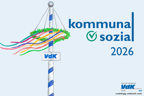 Ein Maibaum mit dem VdK-Logo. Rechts daneben steht: "kommunal sozial 2026".