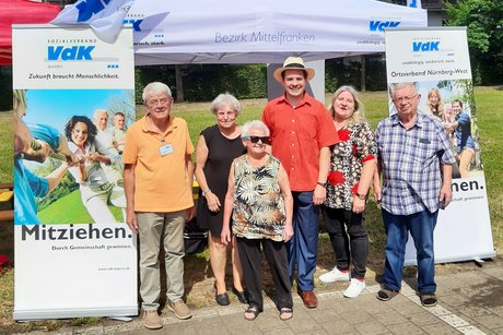 Info-Stand auf dem Stadtteil-Sommerfest: Victor Strogies (Mitte – stellvertretender Orts- und Kreisvorsitzender) mit einem Teil des 15-köpfigen Vorstandsteams (das über 6.400 Mitglieder betreut): (von links) Alexandros Datsios, Liane Gleason, Helga Endres, Victor Strogies, Claudia Klonek und Heiner Endres.