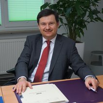 Sozialrechtsvertreter Clemens Uhl am Schreibtisch