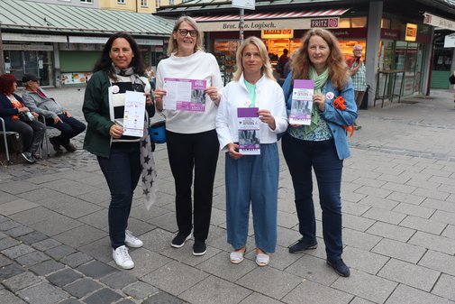 (Von links) Claudita Sommer, Projektleiterin Messe- und Veranstaltungsorganisation, Werbung beim VdK Bayern, Alexandra Kugge, One Billion Rising M&uuml;nchen, Verena Bentele, VdK-Landesvorsitzende und Dr. Bettina Schubarth, Pressesprecherin und Leiterin der Abteilung Presse, PR, Neue Medien beim VdK Bayern stehen nebeneinander auf dem Viktualienmarkt in M&uuml;nchen.