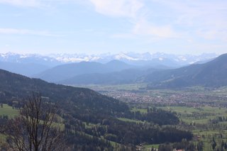 Blick vom Drehort Richtung Lenggries und Alpen.