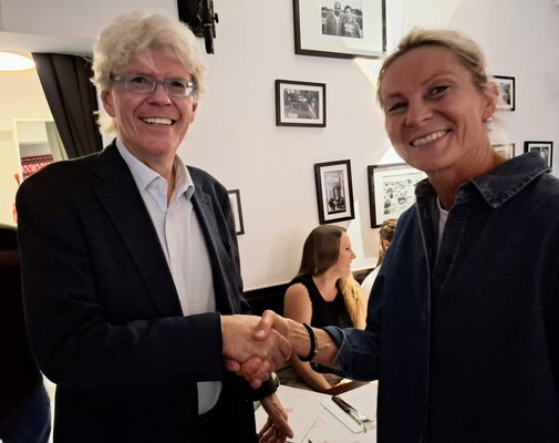 Gratulation für die schnellste Zeit Andrea Tholl aus der Bezirksgeschäftsstelle Oberfranken lief mit 30:10 Minuten die schnellste Zeit bei den Frauen. Landesgeschäftsführer Michael Pausder gratulierte ihr. Sie schütteln Hände und blicken in die Kamera