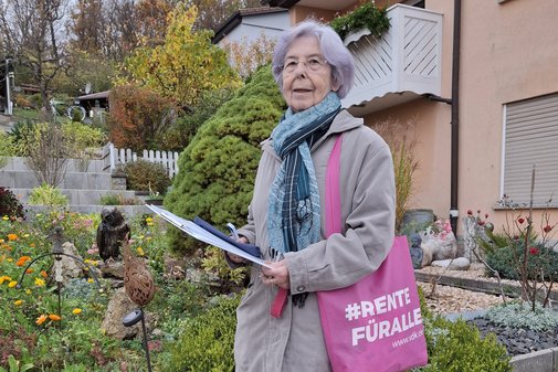 Karin Zink, Kassiererin des unterfr&auml;nkischen VdK-Ortsverbands Zimmerau-Obere&szlig;feld-Grabfeld S&uuml;d, bei ihrer Tour.