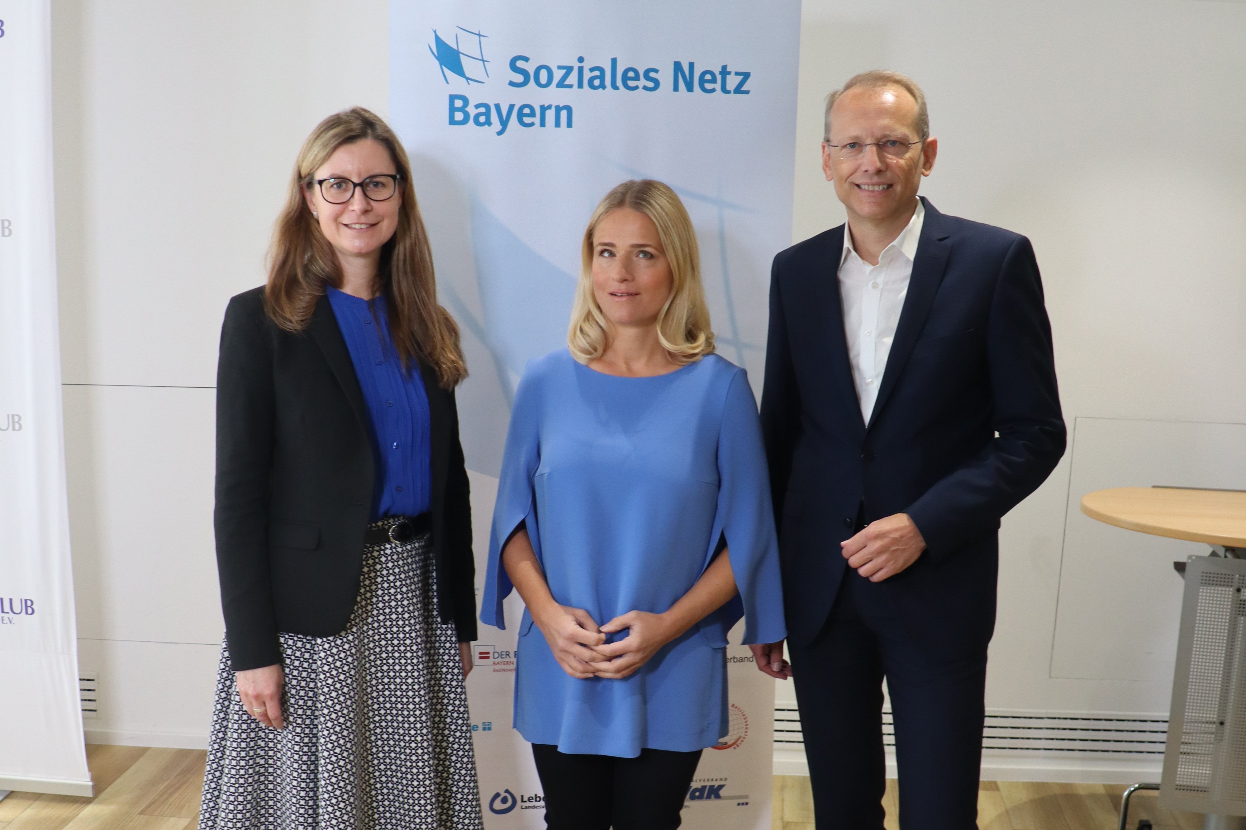 Auf dem Bild sind Dr. Sabine Weingärtner, Präsidentin der Diakonie Bayern, VdK-Landesvorsitzende Verena Bentele und Bernhard Stiedl, Vorsitzender DGB Bayern, zu sehen.
