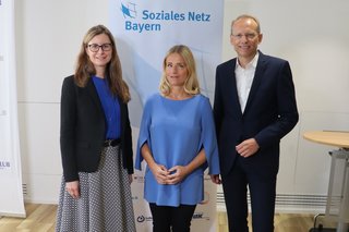 Auf dem Bild sind Dr. Sabine Weingärtner, Präsidentin der Diakonie Bayern, VdK-Landesvorsitzende Verena Bentele und Bernhard Stiedl, Vorsitzender DGB Bayern, zu sehen.