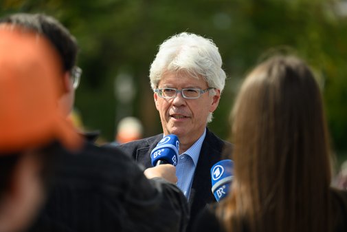 VdK-Landesgesch&auml;ftsf&uuml;hrer Michael Pausder spricht in mehrere Mikrofone bei einer Demonstration des VdK Bayern gegen Sozialabbau