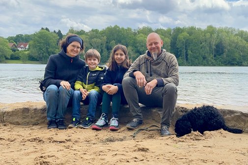 Gitte Oberleitner-Jooß (links) und ihr Mann André (rechts) mit Tochter Zoé (Zweite von rechts),Sohn Levi und dem Familienhund.
