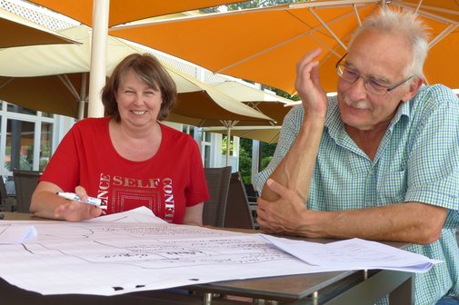 Das Foto zeigt eine Frau und einen Mann an einem Tisch. Beide nehmen teil an einer Schulung zum Schwerbehindertenrecht.