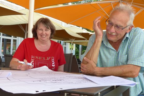 Das Foto zeigt eine Frau und einen Mann an einem Tisch. Beide nehmen teil an einer Schulung zum Schwerbehindertenrecht.