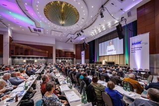 Teilnehmende des VdK Bayern am Landesverbandstag im Mai 2023 in München. 