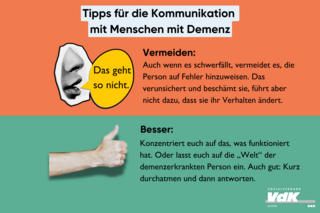 Die Grafik veranschaulicht den Tipp für die Kommunikation mit Menschen mit Demenz, dass Kritik zu vermeiden ist. Dazu stehen auf der Grafik folgende Hinweise: Auch wenn es schwerfällt, vermeidet es, die Person auf Fehler hinzuweisen. Das versunischert und beschämt sie, führt aber nicht dazu, dass sie ihr Verhalten ändert. Konzentriert euch auf das, was funktioniert hat. Oder lasst euch auf die „Welt“ der demenzerkrankten Person ein. Auch gut: Kurz durchatmen und dann antworten. 