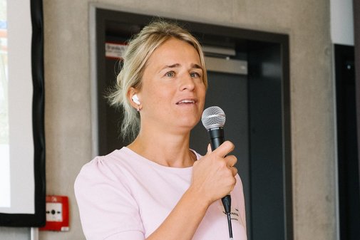 Verena Bentele mit einem Mikrofon in der Hand w&auml;hrend ihrer Rede zur 40 Jahrfeier der inklusive VdK-Freizeiten