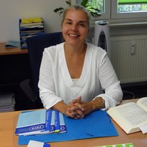 stellvertretende Bezirksgeschäftsführerin und Sozialrechtsvertreterin Susanne Stöckel sitzt am Schreibtisch