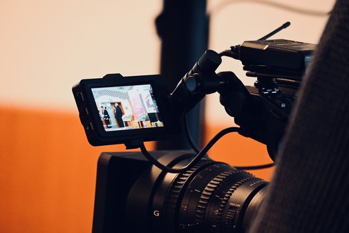 Der Bildschirm einer großen Fotokamera zeigt Teilnehmende des VdK-Forums 2025.