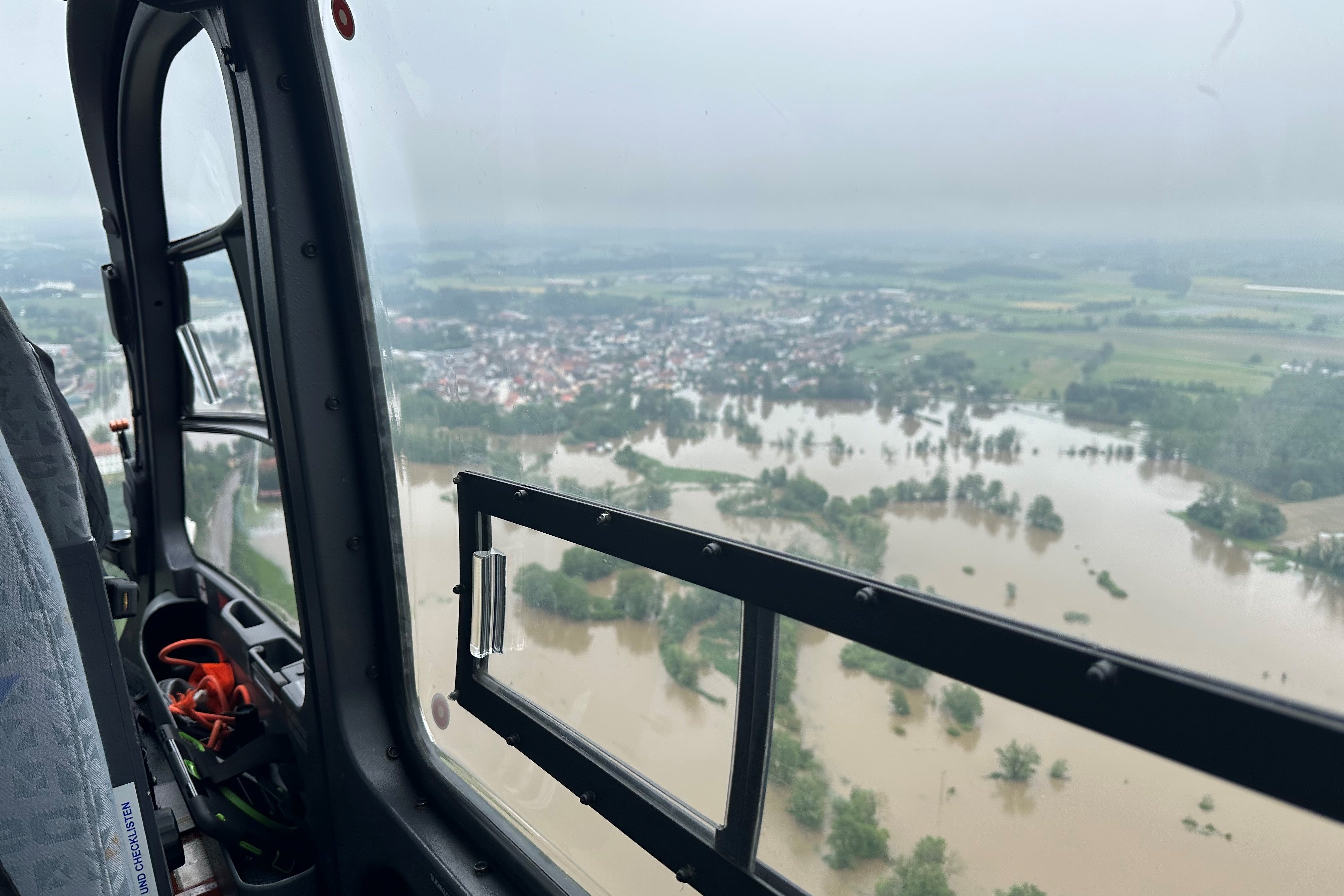Blick aus dem Helikopter über das Hochwasser in Bayern. 