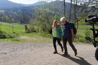 Werner Schmidbauer begleitet Verena Bentele mit Hilfe eines Schnürsenkels auf der Bergtour. 