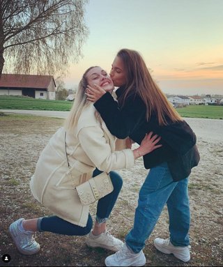 Lina Zeides und Arianna Corsentino herzen sich für einen Schnappschuss, den Lina Zeides auf ihrem Instagram-Account veröffentlicht hat.