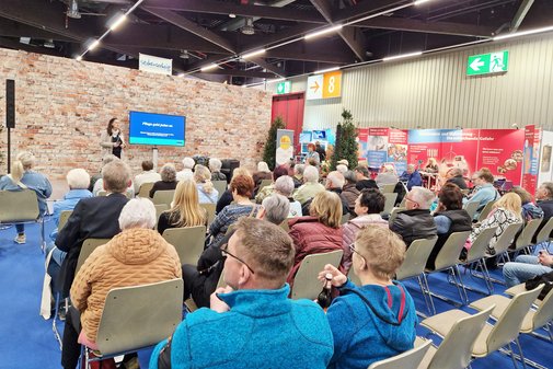 VdK-Expertin Michaela Heyne sprach auf der Themenb&uuml;hne der inviva vor einem interessierten Publikum.