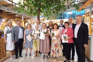 Landrat Dr. Ronny Raith im Erlebnisrestaurant „JOSKA“ überreichte an verdiente „Ehrenamtliche Personen“ die Ehrenamtskarte (von links): Doris Werner (LRA Regen), Andreas Kroner (1.Bürgermeister Stadt Regen), Petra Kasparbauer, Monika Besier, Johann Ippisch, Edeltraud Scholz, Sylvia Scheuenpflug, Elisabeth Ertl, Willi Kagerbauer, Andrea Plenk, Ronny Raith (Landrat) und Helmut Plenk.