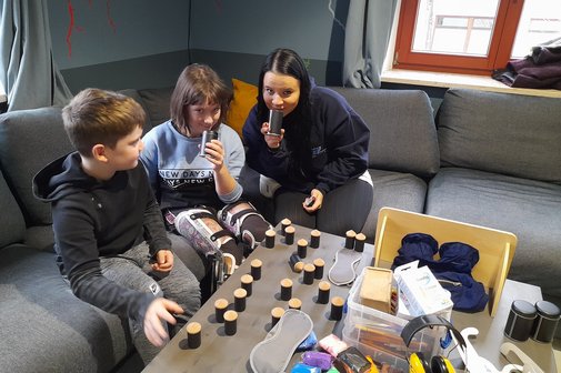 Auf dem Foto sieht man die Teilnehmerinnen und Teilnehmer des inklusiven Spieletags.