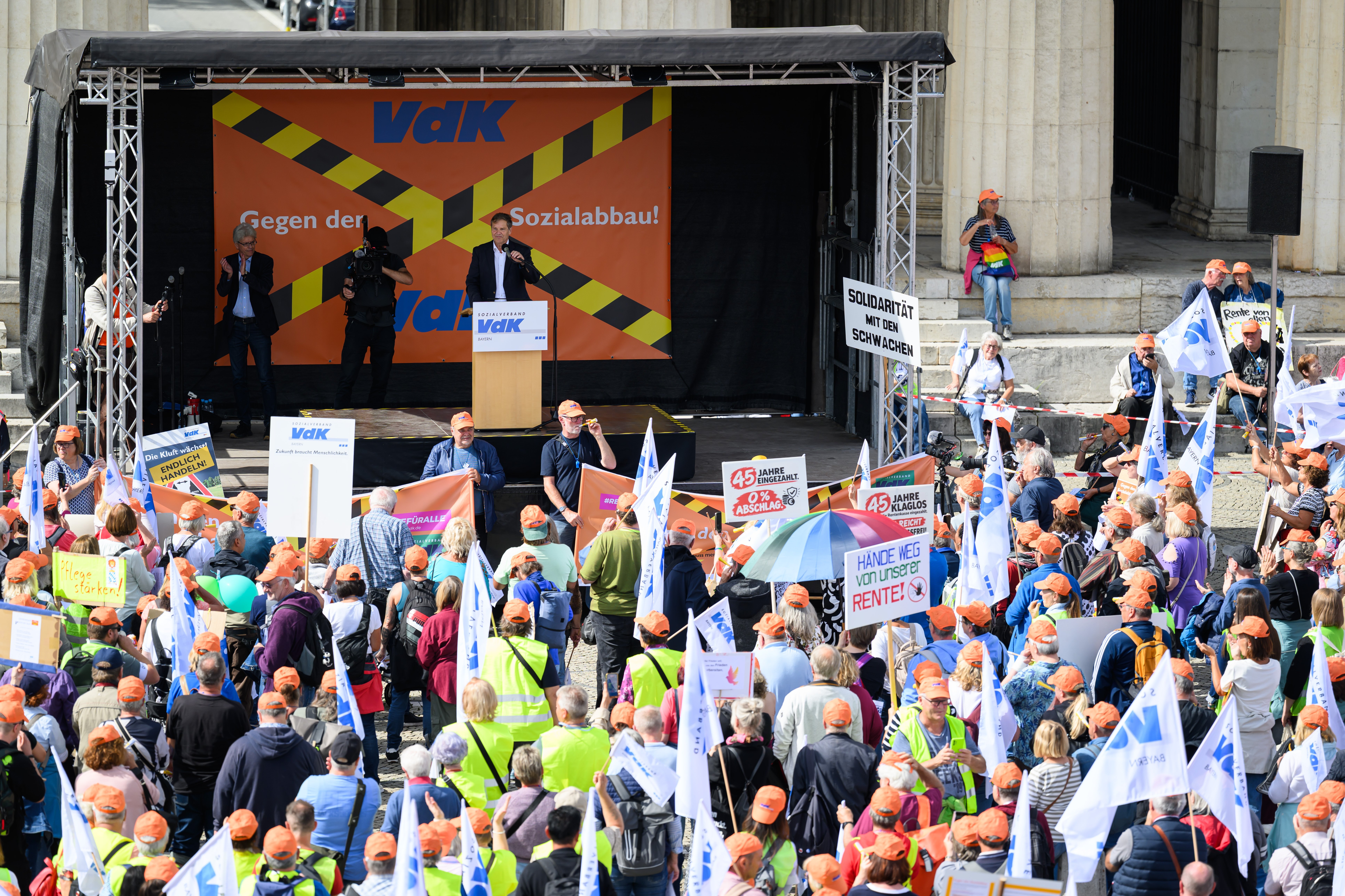 Vor dem Podium auf dem K&ouml;nigsplatz verfolgten die 3000 Demonstrierenden aus ganz Bayern die Reden.