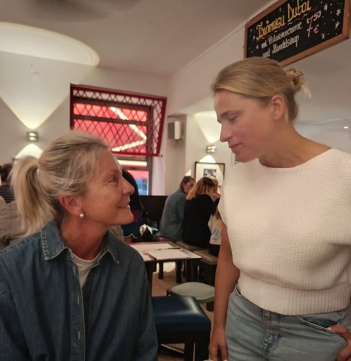 Gratulation von der Landesvorsitzenden Verena Bentele Verene Bentele rechts neben der sitzenden Andrea Tholl und gratuliert ihr zur guten Leistung beim Lauf