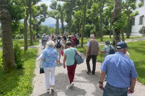 Die Reisegruppe macht einen Spaziergang auf der Insel.