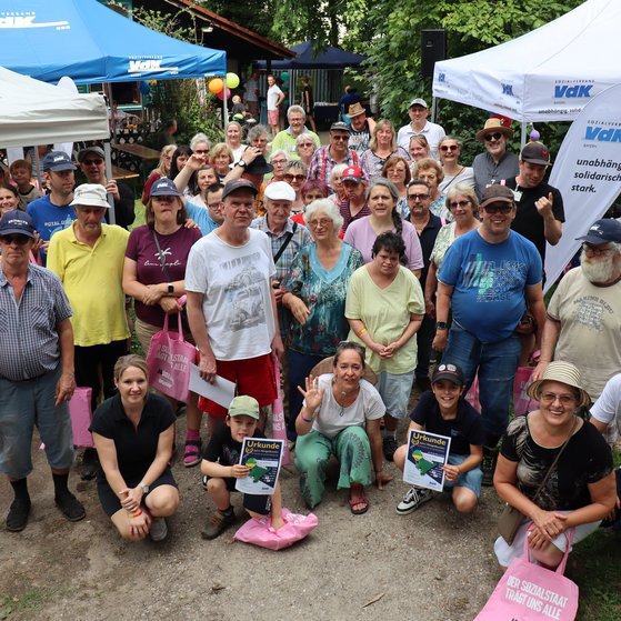 Gruppenfoto mit den Teilnehmerinnen und Teilnehmern des inklusiven VdK-Minigolfturniers in Planegg. 